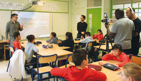 Photo du tournage d'un éco-JT dans une salle de classe
