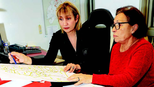 Deux femmes lisent un plan 