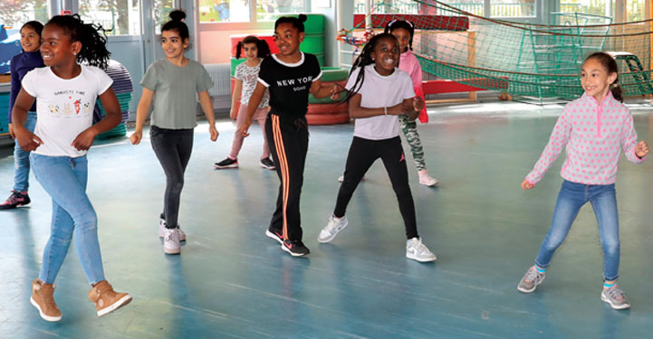 Enfants dansant dans un gymnase