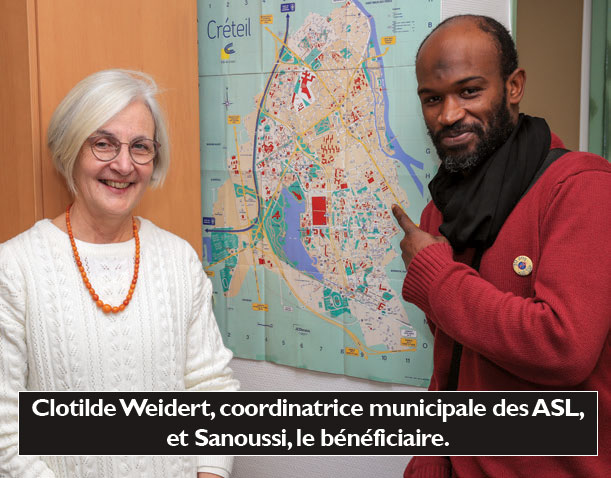 Clotilde Weidert, coordinatrice municipale des ASL, et Sanoussi, le bénéficiaire.