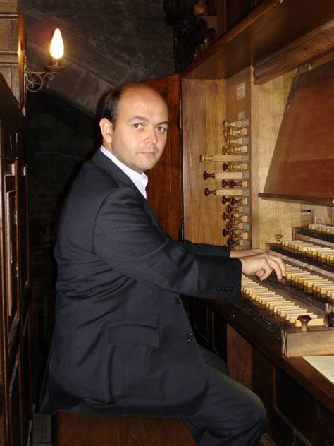 Photo d'Emmanuel Hocdé en train de jouer de l'orgue.