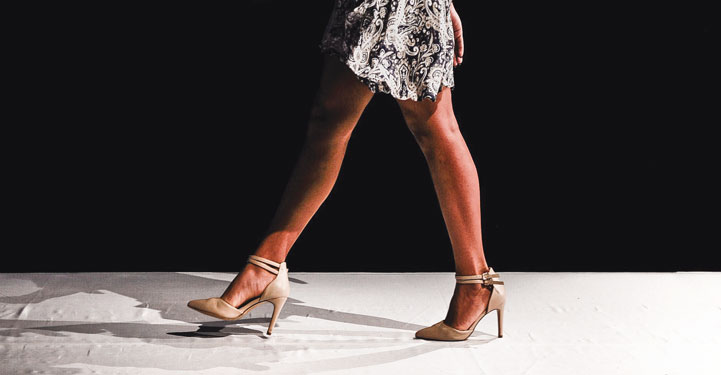 Photo des jambes d'une mannequin en train de défiler