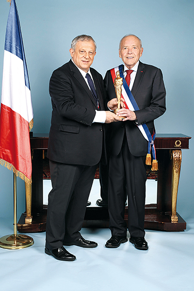 Alain Trampoglieri, secrétaire général du concours, a remis officiellement la Marianne d’Or du Développement durable à Laurent Cathala