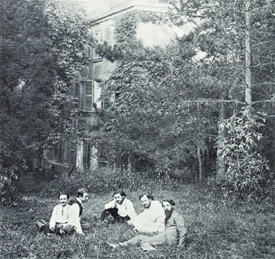 Les membres de l’Abbaye dans le jardin de leur maison