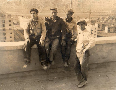 Antonio Sébastiani, l’un des maçons du Mont-Mesly, avec ses camarades de chantier
