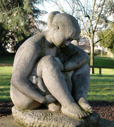 Cette statue de femme assise est l’oeuvre de Marthe Baumel-Schwenck