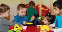Photo d'enfants jouant dans une crèche