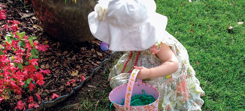 Petite fille en train de chercher les œufs de Pacques