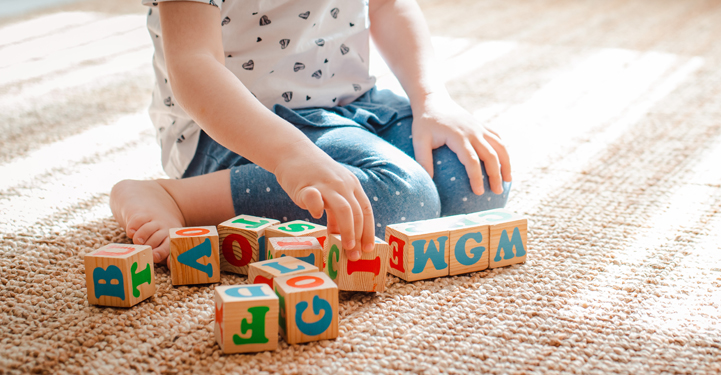 Photo d'un enfant jouant avec cubes en bois