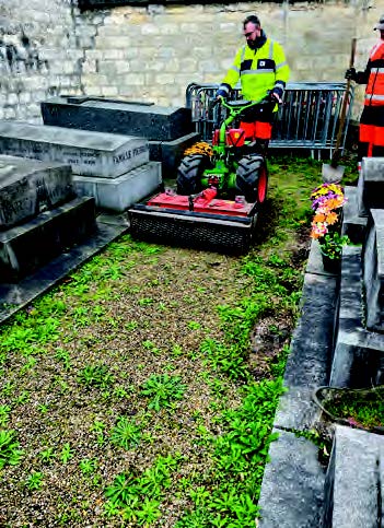 Entretien de la pelouse d'un cimetière à Créteil