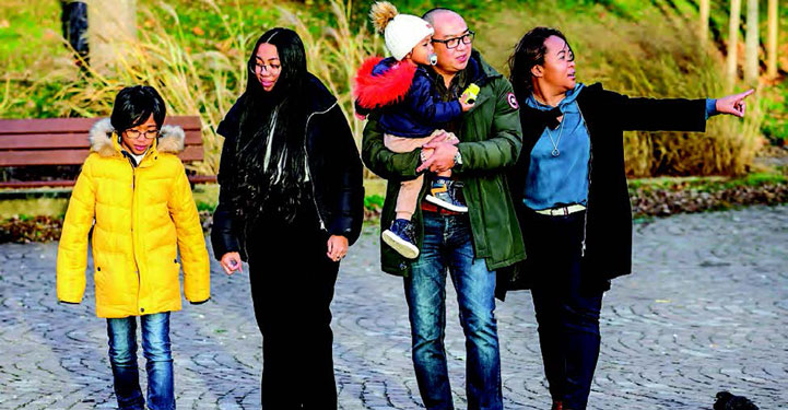 Famille se promenant dans Créteil