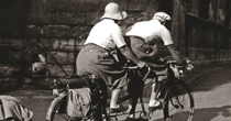Photo ancienne de deux vacanciers sur le départ à vélo