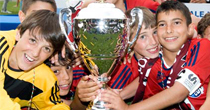 Photo d'enfants footballers tenant la coupe des vainqueur