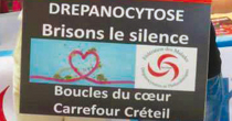 Photo d'une pancarte où il est écrit Drépanocytose, brisons le silence