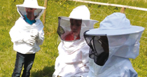 Photo d'enfants en tenue d'apiculteur