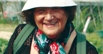 Photo d'une retraitée souriante