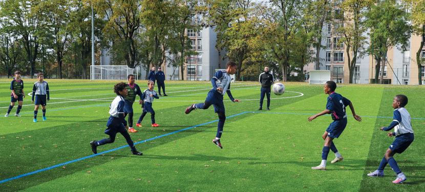 Les jeunes licenciés de l’UF Créteil disputent leurs rencontres sur le nouveau terrain synthétique du stade de la Habette recemment rénové.